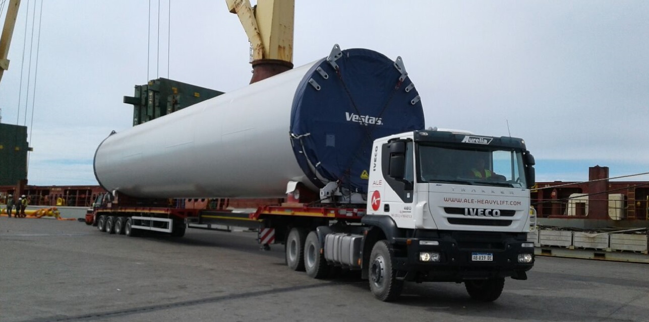 Camiones IVECO trasladan pesadas piezas al Parque Eólico de Chubut