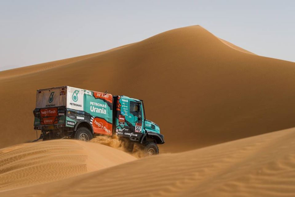 Los cuatro camiones del PETRONAS Team De Rooy IVECO finalizaron entre los mejores 20 de la novena jornada del Dakar