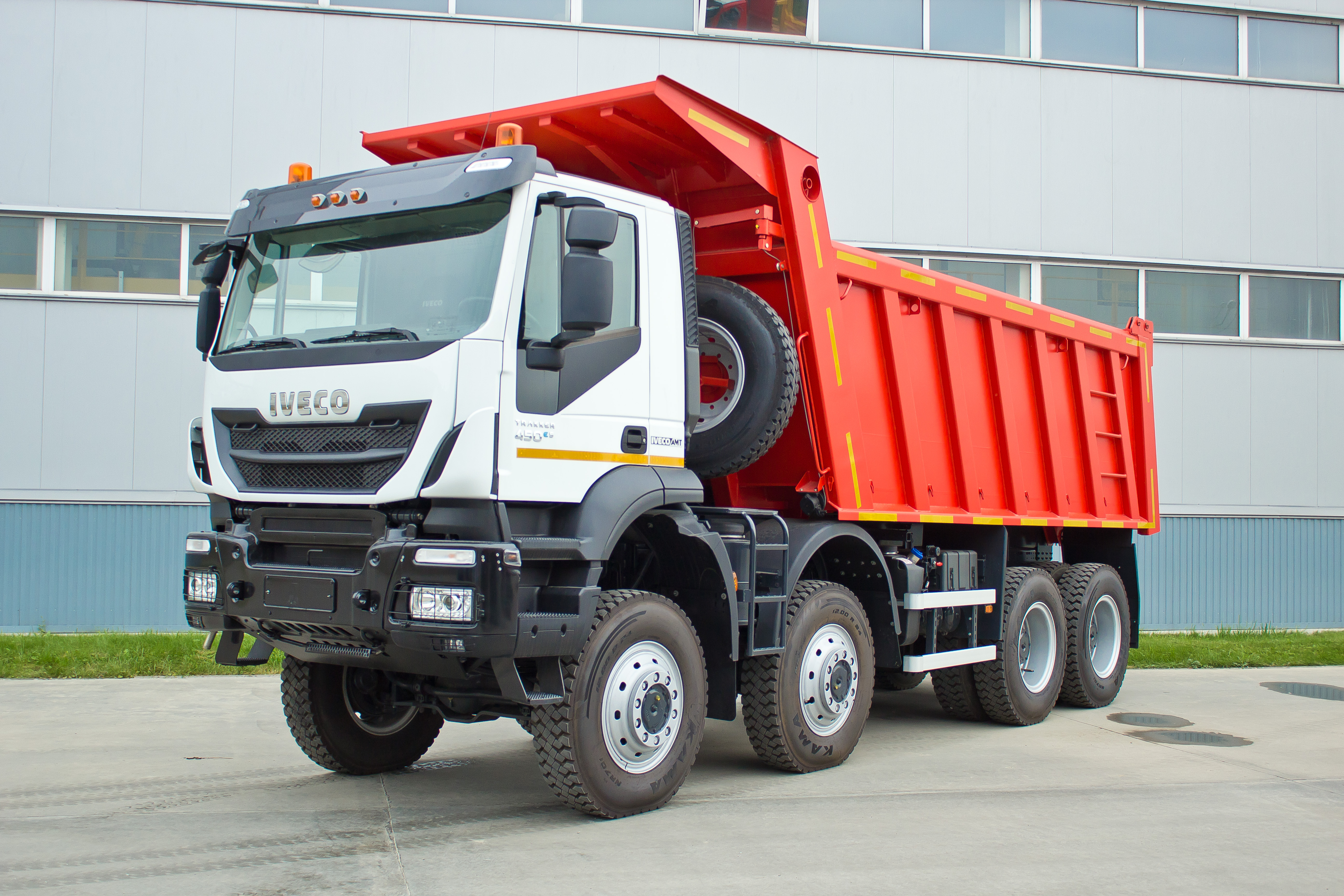 IVECO-AMT_Trakker-Dumpers8x4